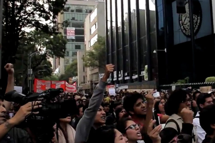 Estudiantes protestan por normalistas de Ayotzinapa frente a PGR