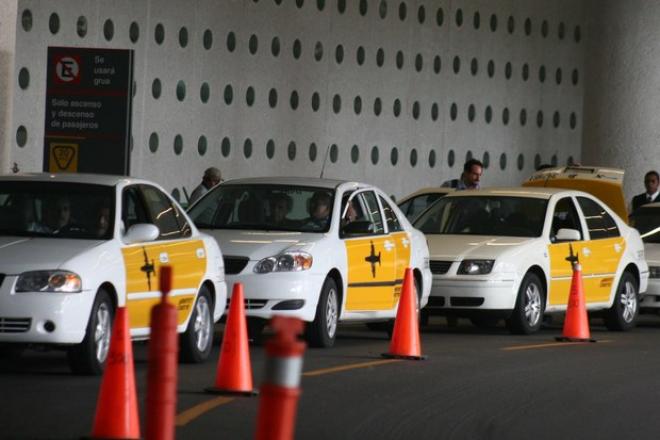 Taxistas de AICM se declaran en crisis por altos costos del gobierno y competencia desleal