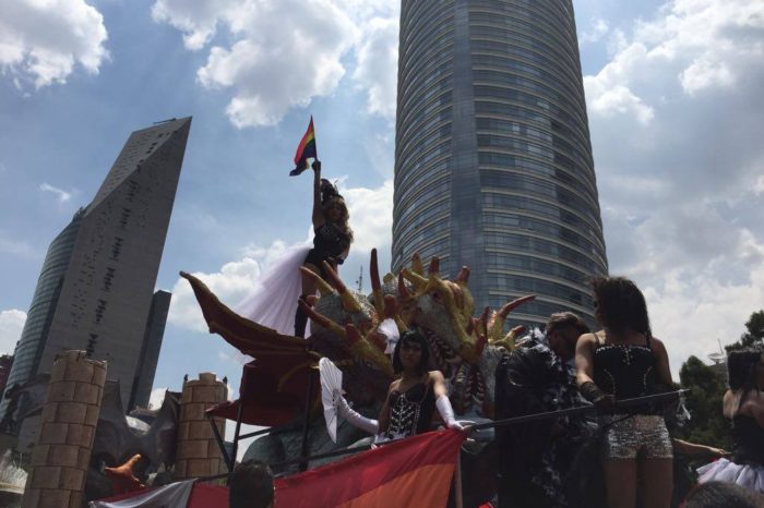 Miles marchan por el orgullo gay en la CDMX