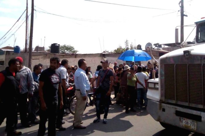 Grupo de choque agrede a pobladores de Atenco afectados por el paso de cientos de camiones de carga hacia el NAICM