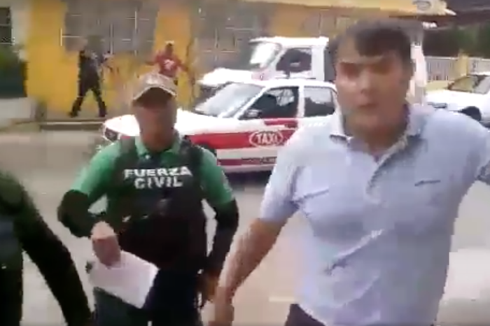 Golpean a reporteros en Veracruz; a pesar de flagrancia, policías no detienen a agresores