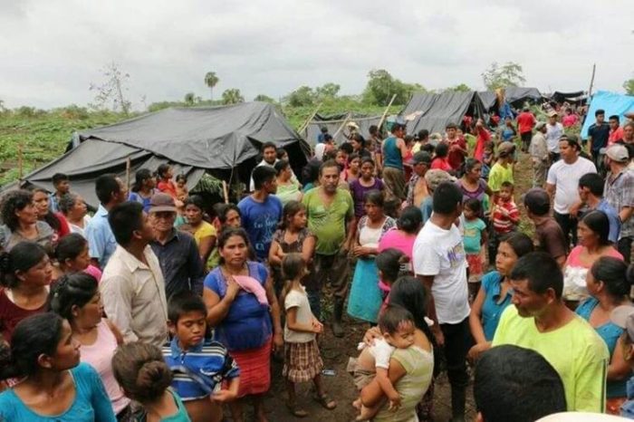 Desplazados guatemaltecos quedan varados en línea fronteriza de Campeche