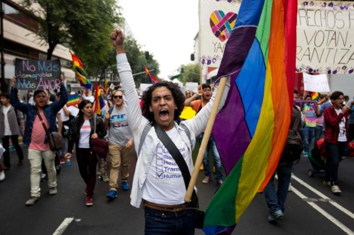 La comunidad LGBTTTI marcha por la legalización de los matrimonios igualitarios en 20 estados