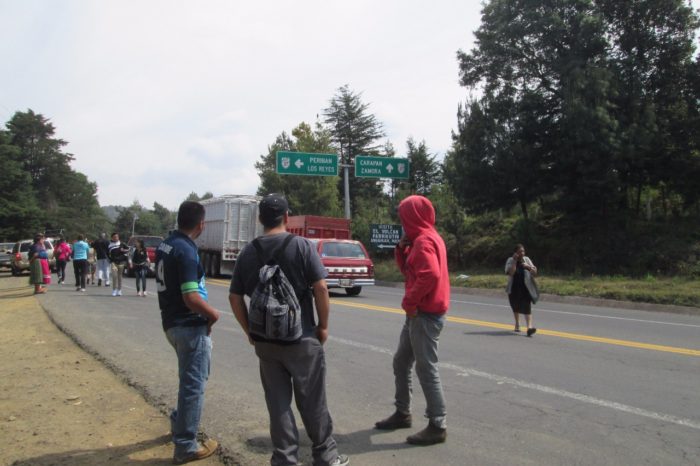 Bloquean la Uruapan-Carapan; piden reconstruir tramo carretero