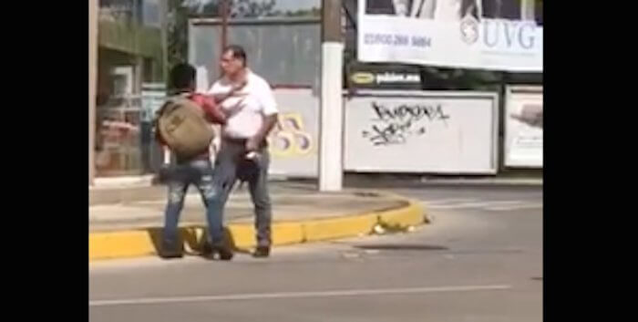 Niño que vendía dulces en la calle es atacado por el director de comercio en Veracruz