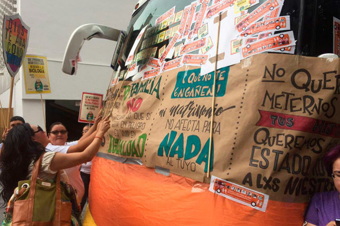Activistas de la comunidad LGBT impiden recorrido del “Autobús de la Libertad” en Monterrey