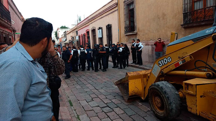 Ante protestas, alcalde de Querétaro manda policías y maquinaria pesada para reiniciar obra