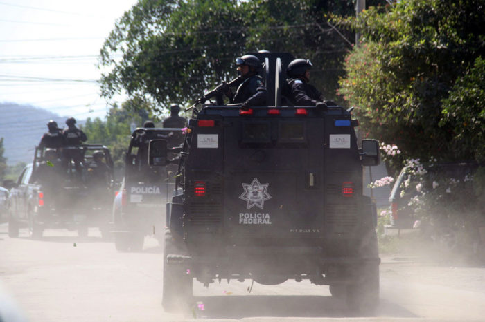 Detienen a un elemento de la PF por agredir a un periodista en Michoacán