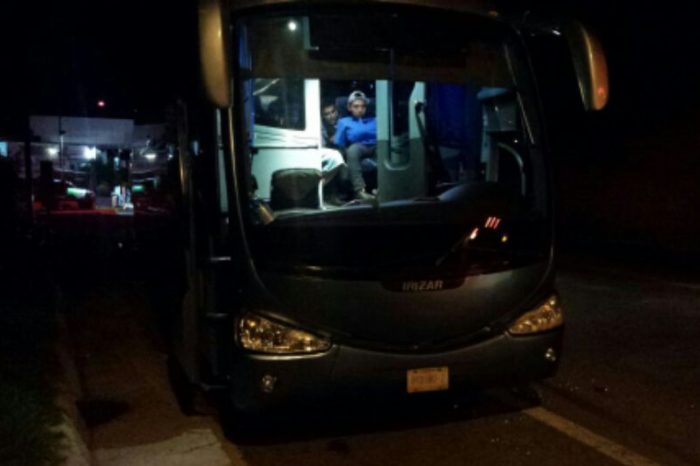 Balean autobús en el que viajaba Comité de Víctimas de Nochixtlán