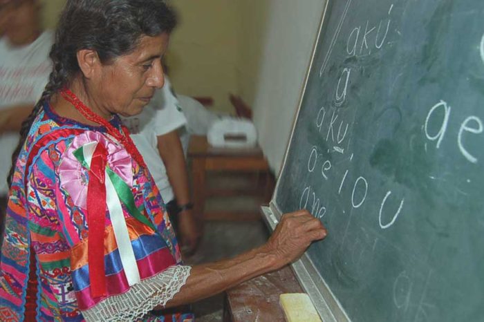 Educación indígena es “marginal y excluyente” en México: poeta náhuatl