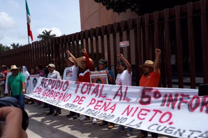 Padres de los 43 marchan en Guerrero contra informe de Peña