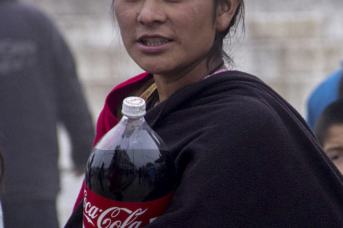 Coca-Cola consumió el agua de pueblo en Chiapas y ahora se la vende en botella: investigación