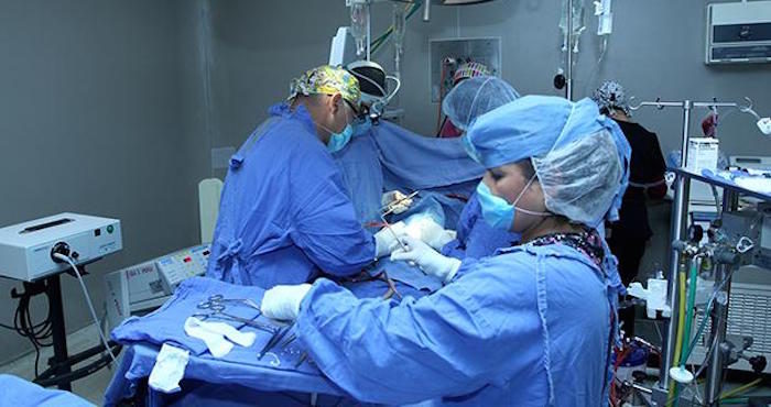 Paciente del IMSS fue engañado con “operación fantasma”, acusa su esposa
