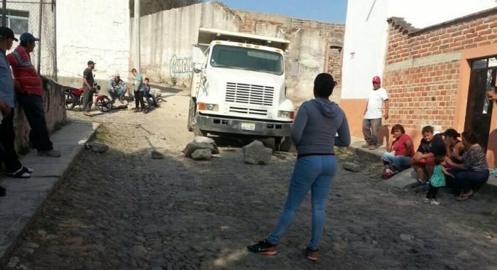 Mujeres de Temaca bloquean el paso a camiones de areneras por dañar el río verde
