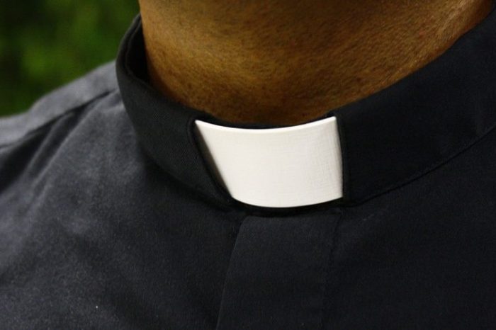 Detienen a sacerdote en la CDMX por presunto abuso sexual contra una niña a la que enseñaba catecismo