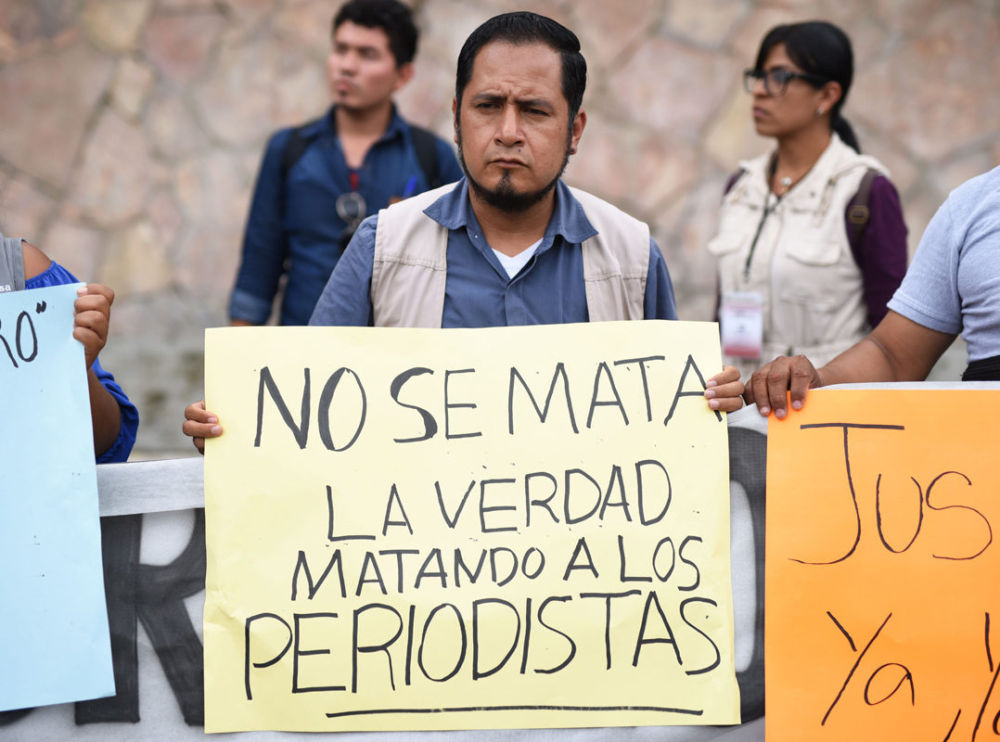 Periodistas de diversos medios de comunicación de la ciudad de Papantla, Veracruz, se manifestaron para exigir justicia por el asesinato del reportero Leobardo Vázquez Atzin, mediante una marcha por los alrededores del parque central, exigieron al gobernador del estado el esclarecimiento de los hechos.