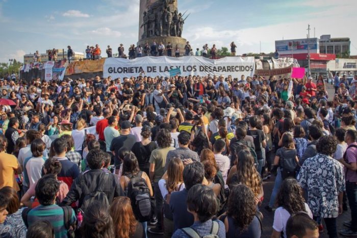 Marchan en Guadalajara por los estudiantes del CAAV; exigen la renuncia del Gobernador