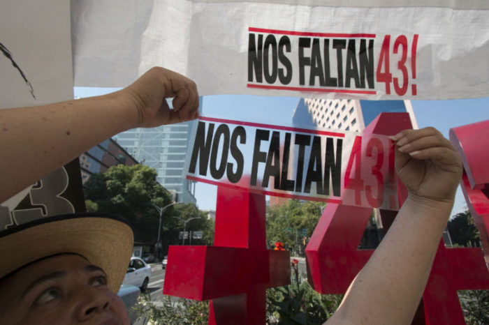 Choque con policías en Los Pinos deja seis normalistas lesionados: padres de los 43