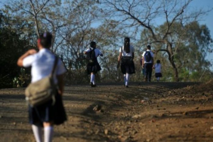 Juez ampara a una niña en contra de autoridades educativas y ordena despedir a por lo menos 60 maestros en Oaxaca