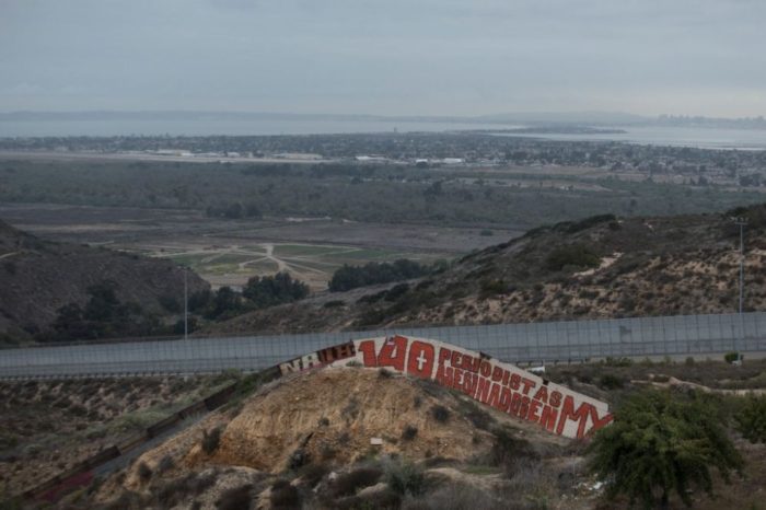 'Pinta' en muro fronterizo exige justicia por periodistas asesinados