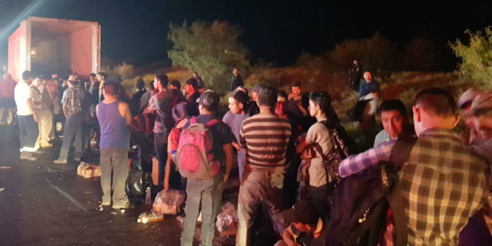 Rescatan a 119 migrantes en Nuevo León; eran trasladados en un tráiler en condiciones infrahumanas