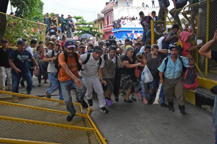 La caravana de migrantes entra en territorio mexicano