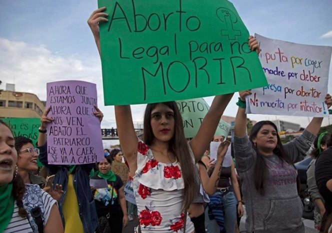 Feministas insisten en lograr el aborto legal y gratuito
