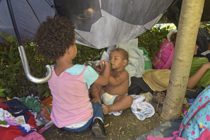 ONG lanzan alerta por salud de 800 niños que viajan en la caravana