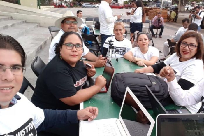 Periodistas en Chiapas montan redacción frente a oficinas de gobierno por asesinato de colega