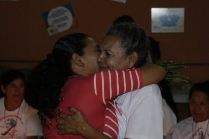 Madre de caravana migrante se reencuentra con su hija, gracias a redes sociales, tras 14 años de no verla