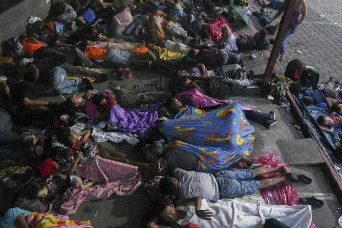 Migrantes esperan hacinados a que México les abra paso