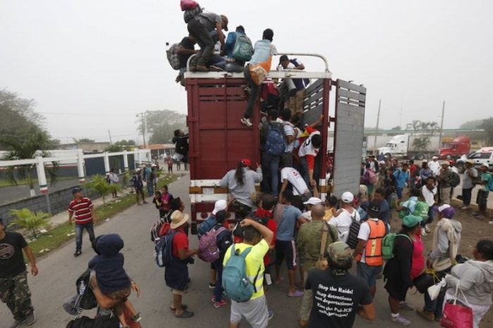 Sin documentos, transita grupo de mil migrantes por Oaxaca