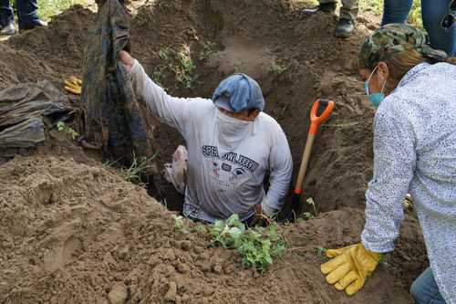Video: Suman seis cuerpos exhumados y más fosas en Río Blanco, Veracruz