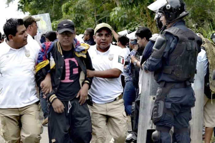 Una cuarta caravana de migrantes de El Salvador ingresa a México, y es detenida en Tapachula