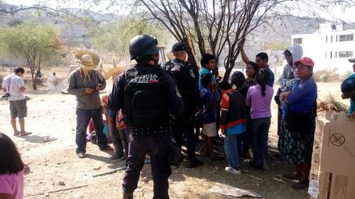 Desalojan a más de 200 familias de damnificados mixtecos en Tlapa