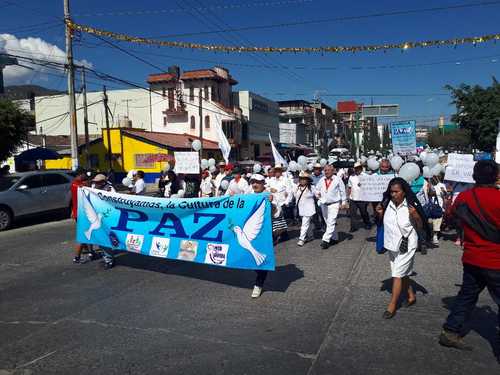 Marchan cientos contra la violencia en Guerrero