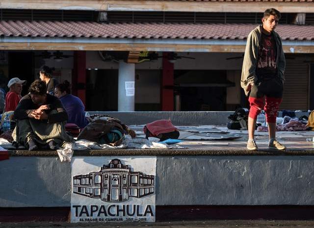 Migrantes salen de Tapachula con destino a Huixtla