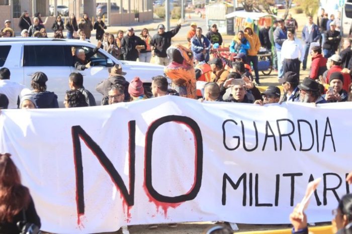 Reciben a AMLO con protestas en Ciudad Juárez