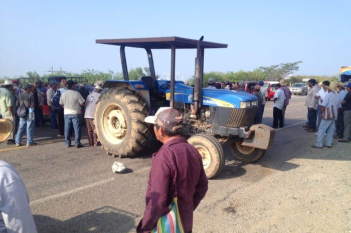 Campesinos bloquean carretera en Oaxaca; demandan pago