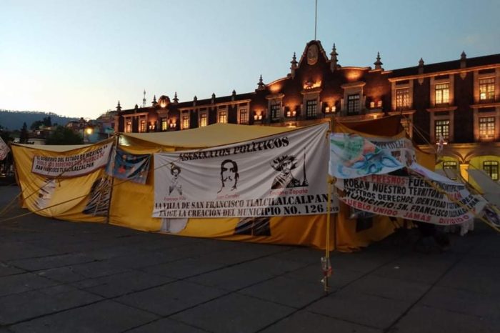 Desalojan plantón de Plaza de los Mártires en Toluca