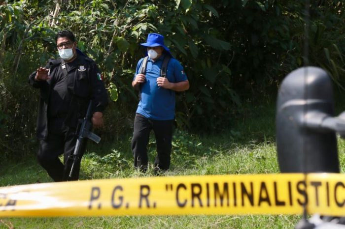 Hallan fosas clandestinas con restos humanos en Colima