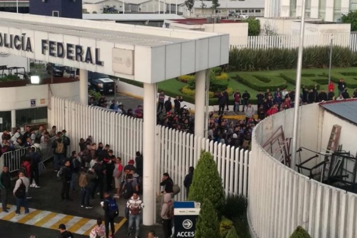 Policías federales piden que Durazo atienda sus demandas o mantendrán bloqueos