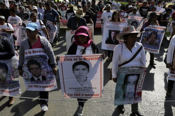 Familiares de normalistas desaparecidos de Ayotzinapa inician homenaje a 43 días del quinto aniversario