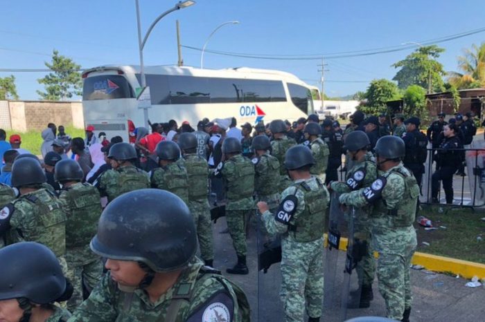 Policías federales agreden a migrantes y periodistas en estación Siglo XXI en Chiapas