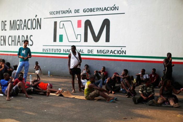 Hacinamiento y pocos alimentos: ONG denuncian malas condiciones en estaciones migratorias de Chiapas
