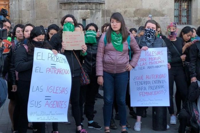 Moralizar no es la solución a los feminicidios, reclaman mujeres en Palacio Nacional