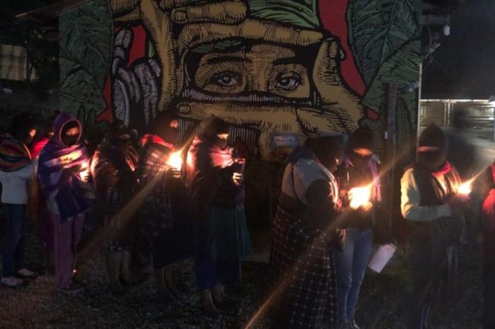 Con velas en mano, mujeres zapatistas exigen “muerte a los gobiernos machistas”