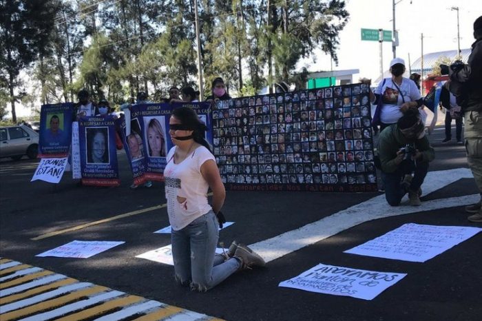 Familiares de desaparecidos protestan frente a AMLO contra recortes a atención a víctimas