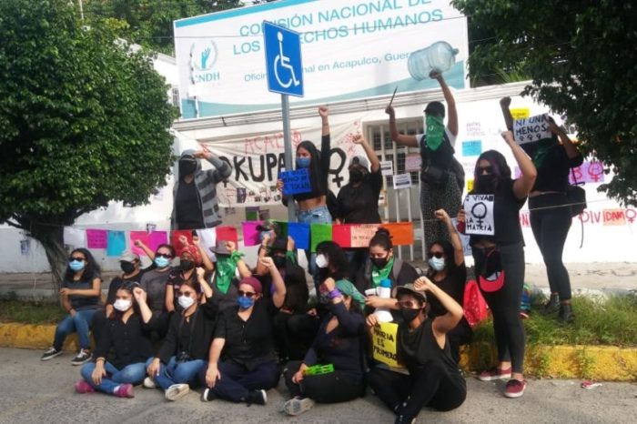Feministas toman instalaciones de la CNDH y de comisión estatal en Guerrero