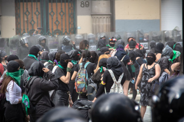 En México, mujeres se exponen a violencia policiaca en marchas: AI